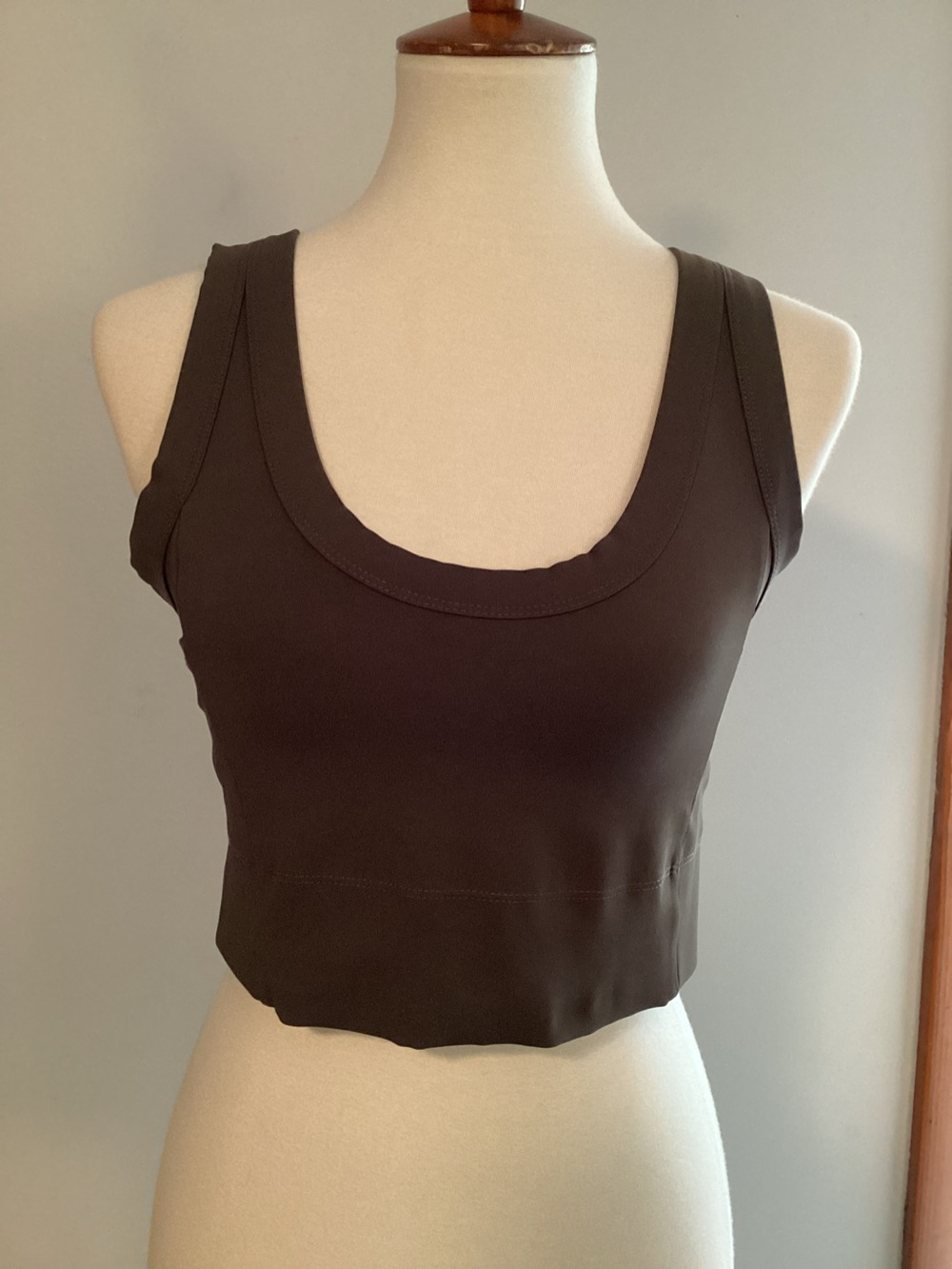 Lou & Grey Sleeveless Athletic Scoop Neck Cropped Tank Top, black, stretch,Small